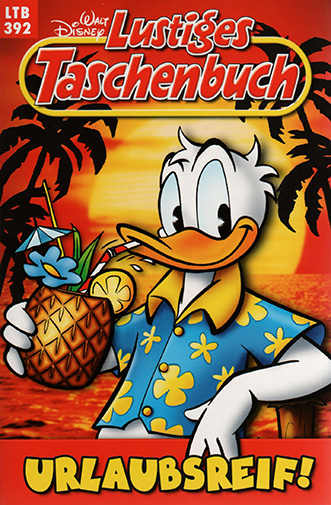 Donald Duck trinkt bei Sonnenuntergang einen Cocktail am Strand