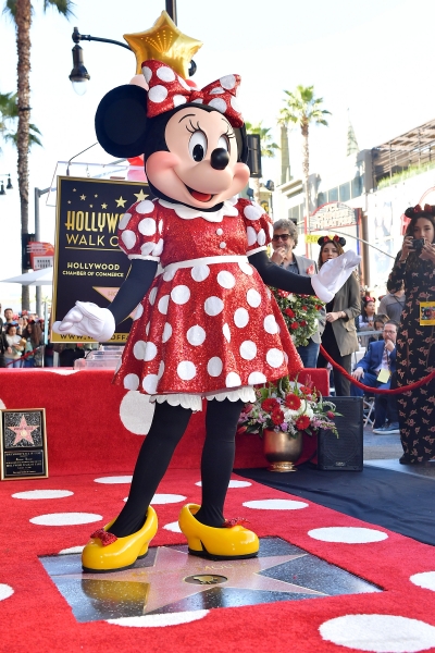Eine sichtlich stolze Minnie Maus auf ihrem Hollywood-Stern
