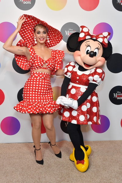 Katy Perry und Minnie Maus trugen beide ein Pünktchenkleid